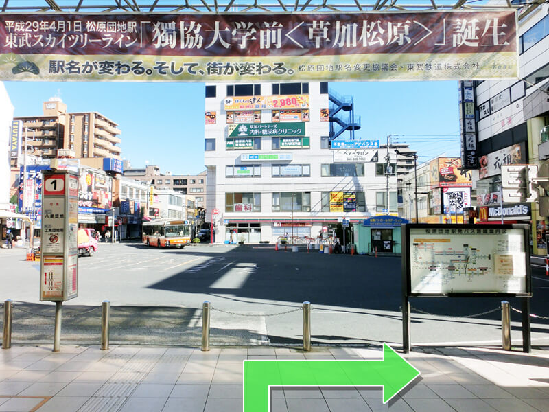 ③右に曲がります。（目の前のビルの4Fです。）